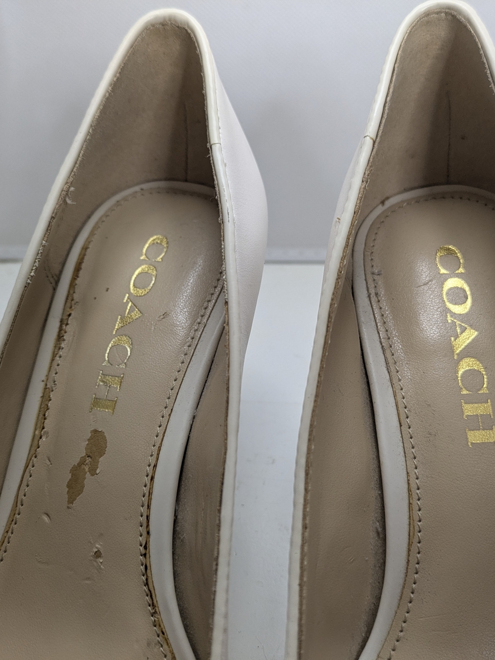 Coach Vonna Cream Leather Mid Heel Pump Gold Stud Size 6 - Picture 4 of 12
